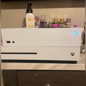 Xbox series s. 1 Week old so far.